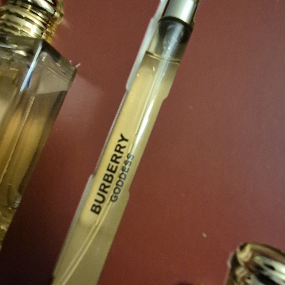 Burberry Goddess Fragrance Set with Gold Accents 3 piece set New in Box - Picture 8 of 9